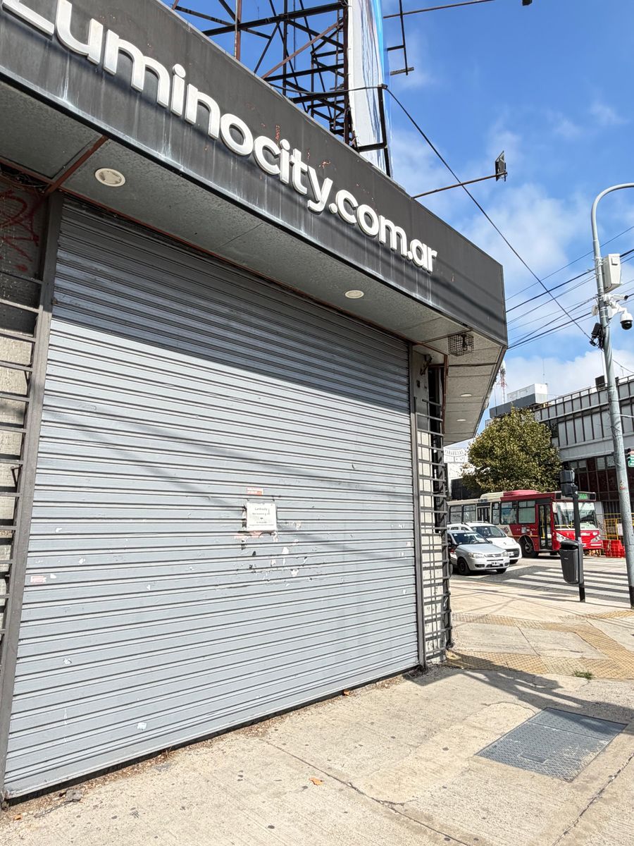 Excelente Loca en esquina Comercial AV. WARNES ESQ. JUAN B JUSTO