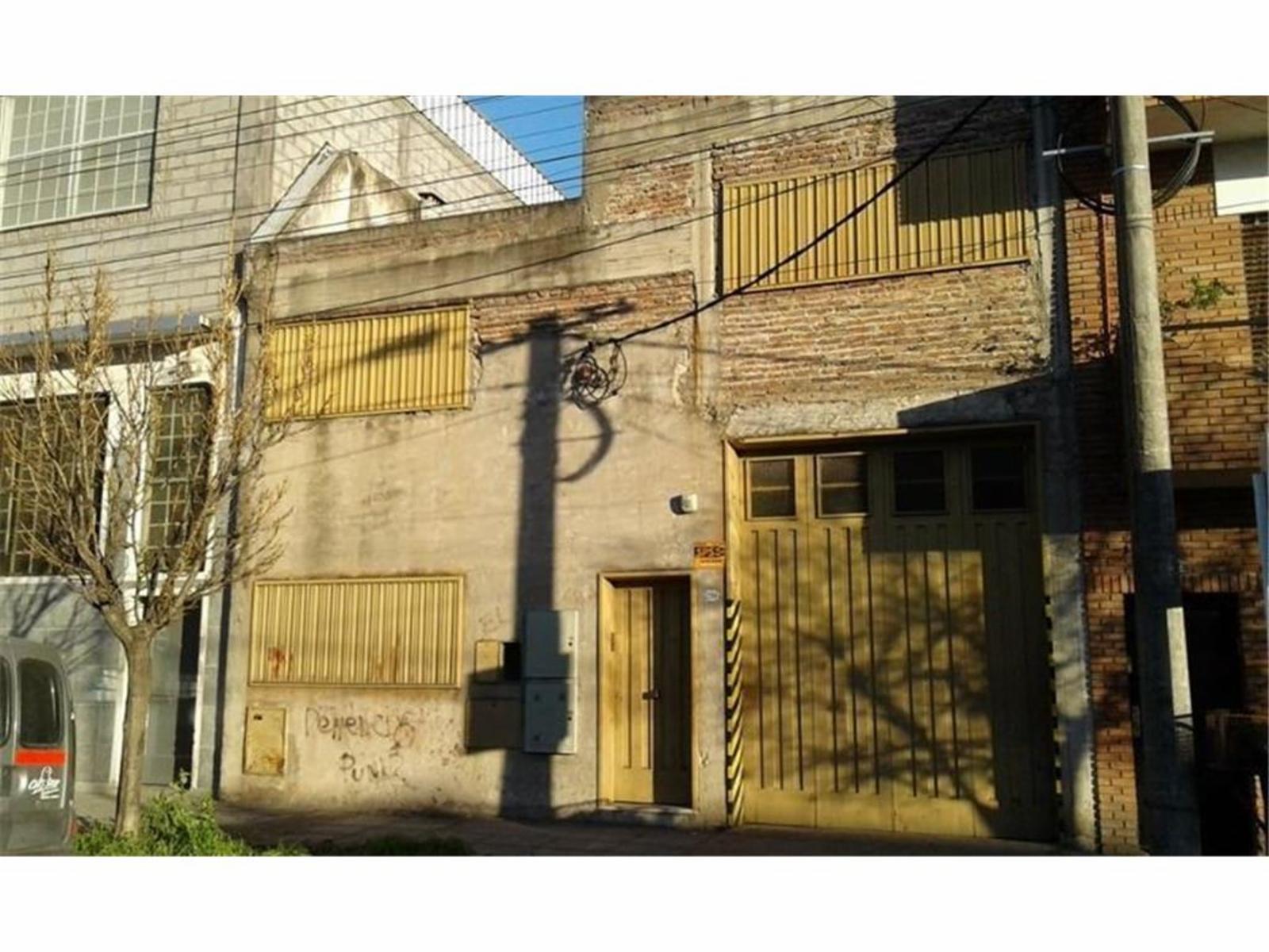 GALPÓN EN VENTA-CASEROS s/lote de  8x50 mts2.
