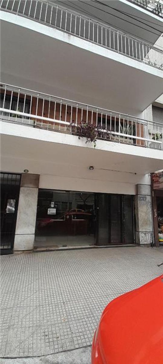 LOCAL A LA CALLE AV INDEPENDENCIA AL 2000 PLANTA BAJA Y PRIMER PISO