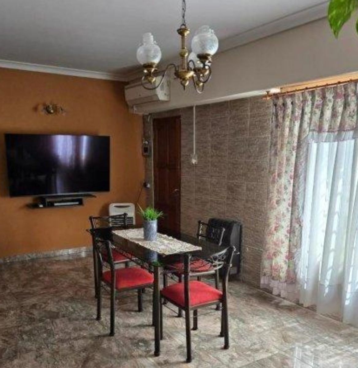 ¡VENDEMOS CASA DE TRES AMBIENTES, CON COCHERA MAS DEPARTAMENTO