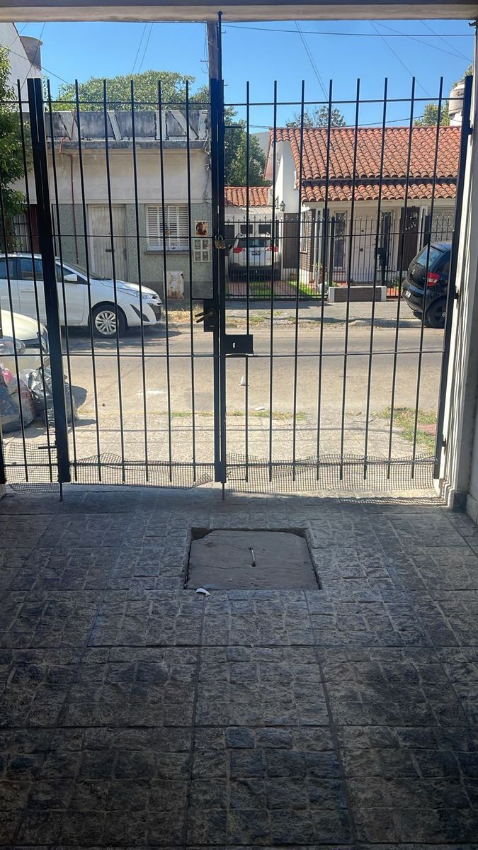 ALQUILER DEPTO 2 AMBIENTES AMPLIO, CON PATIO