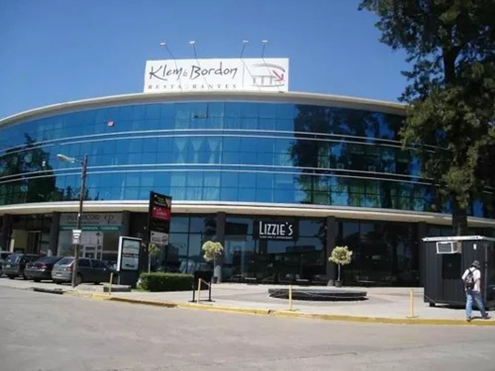 Departamento En Alquiler Anual Con Cochera - Luminoso Con Balcón