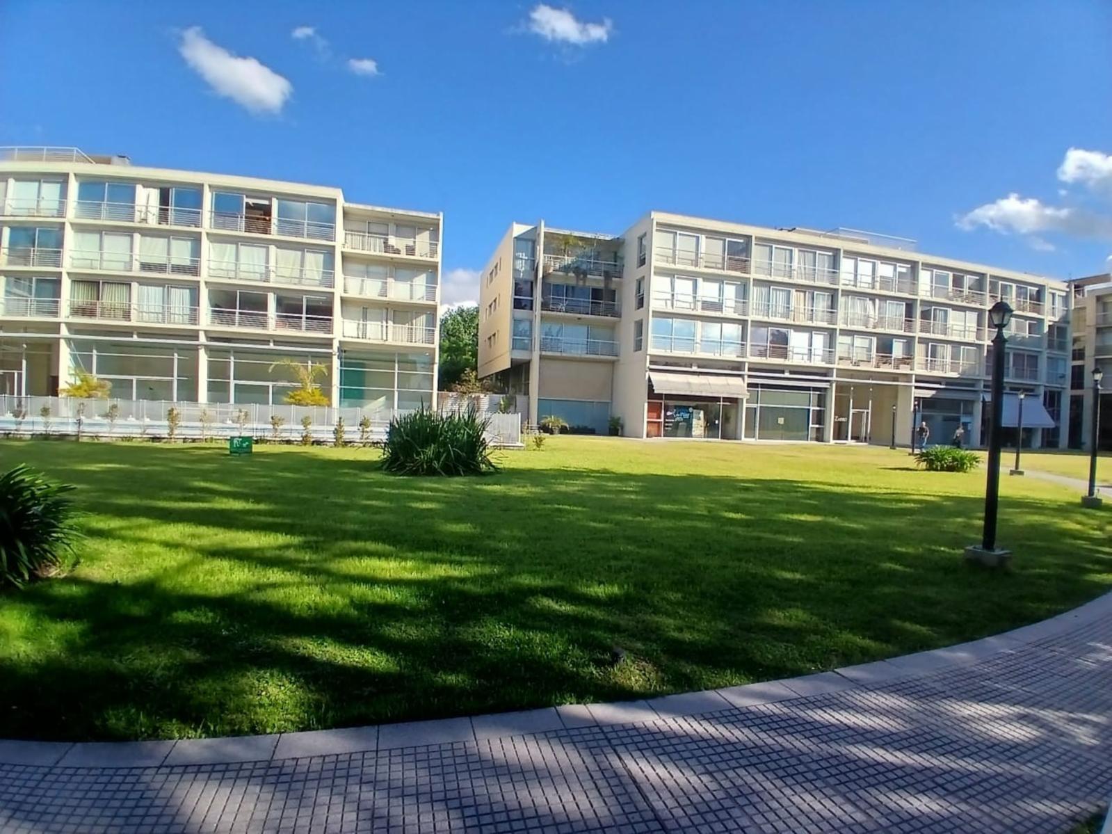 Venta departamento AMPLIO más cochera subterránea. Seguridad. Pileta. Parrilla