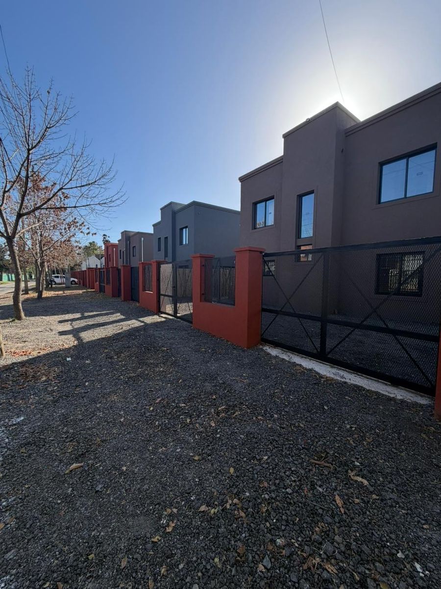 VENTA 3 AMBIENTES TIPO DÚPLEX CON JARDÍN. SIN EXPENSAS.