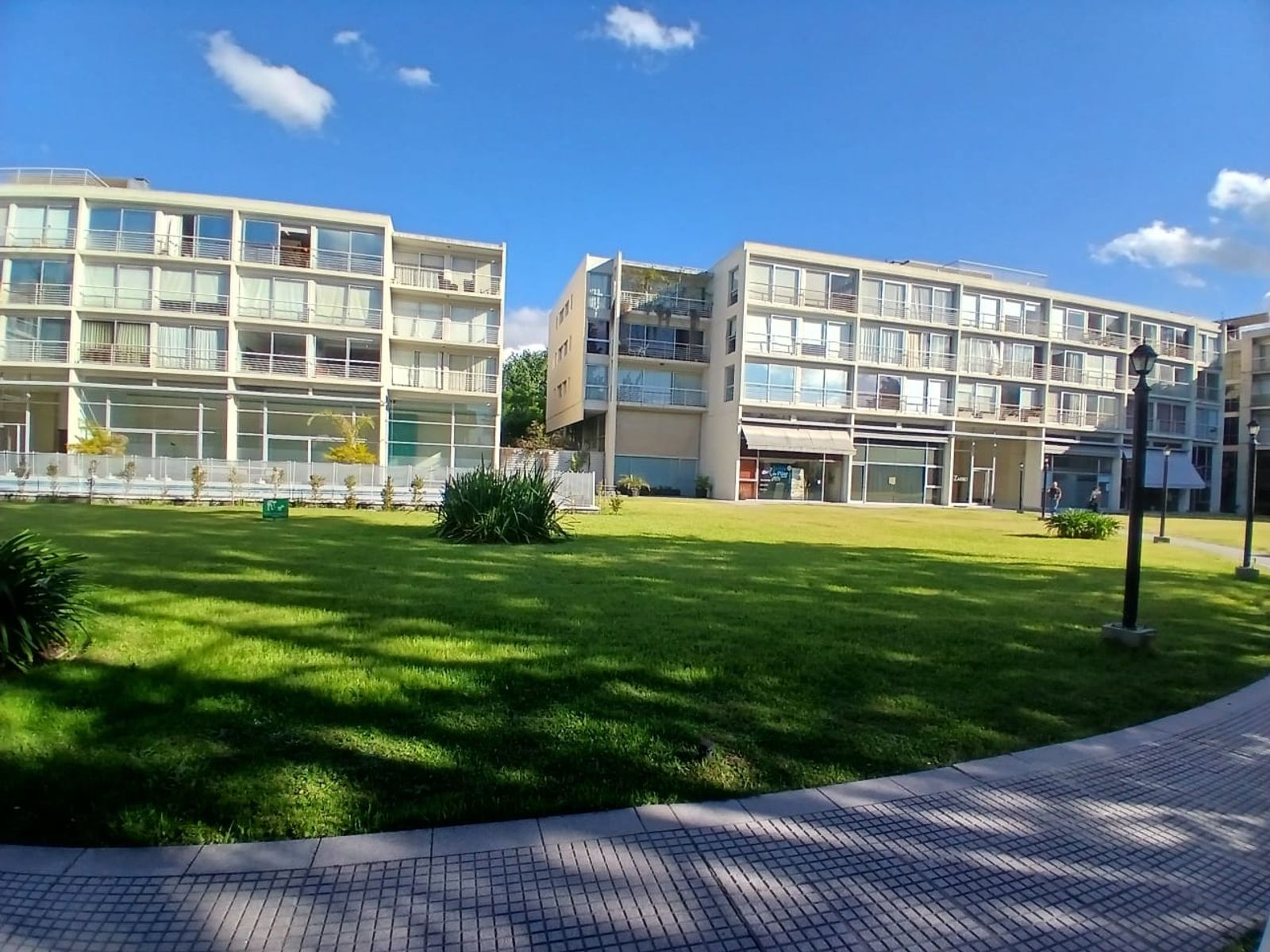 Departamento ALQUILER con cochera subterránea (IMPECABLE)