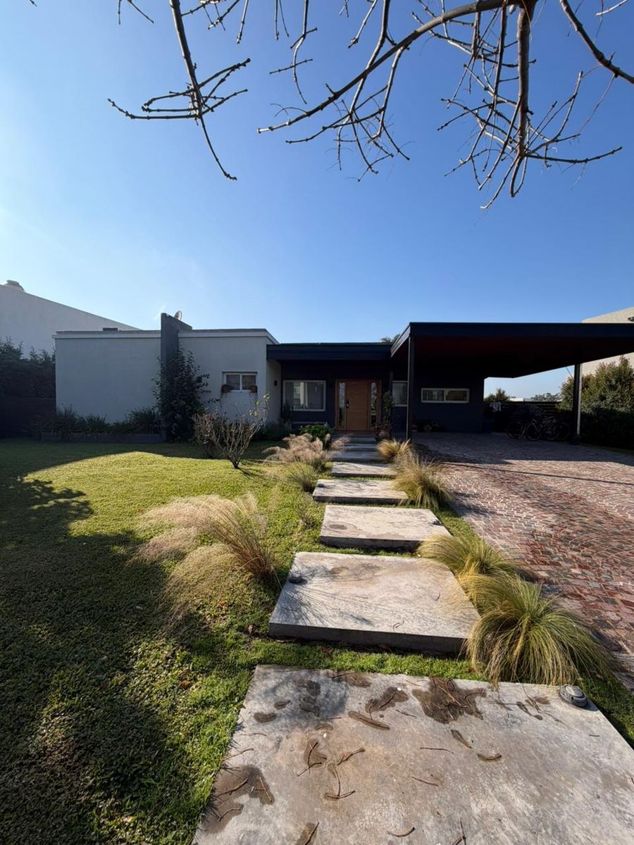 UNA CASA CERCA DE TODO- 4 DORMITORIOS- JARDÍN- PILETA- ÁREA DEPORTIVA