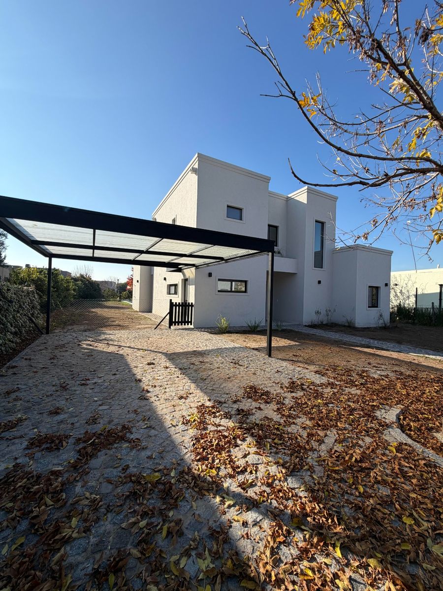 UNA CASA LISTA PARA MUDARTE- 4 DORMITORIOS- PILETA- GALERÍA