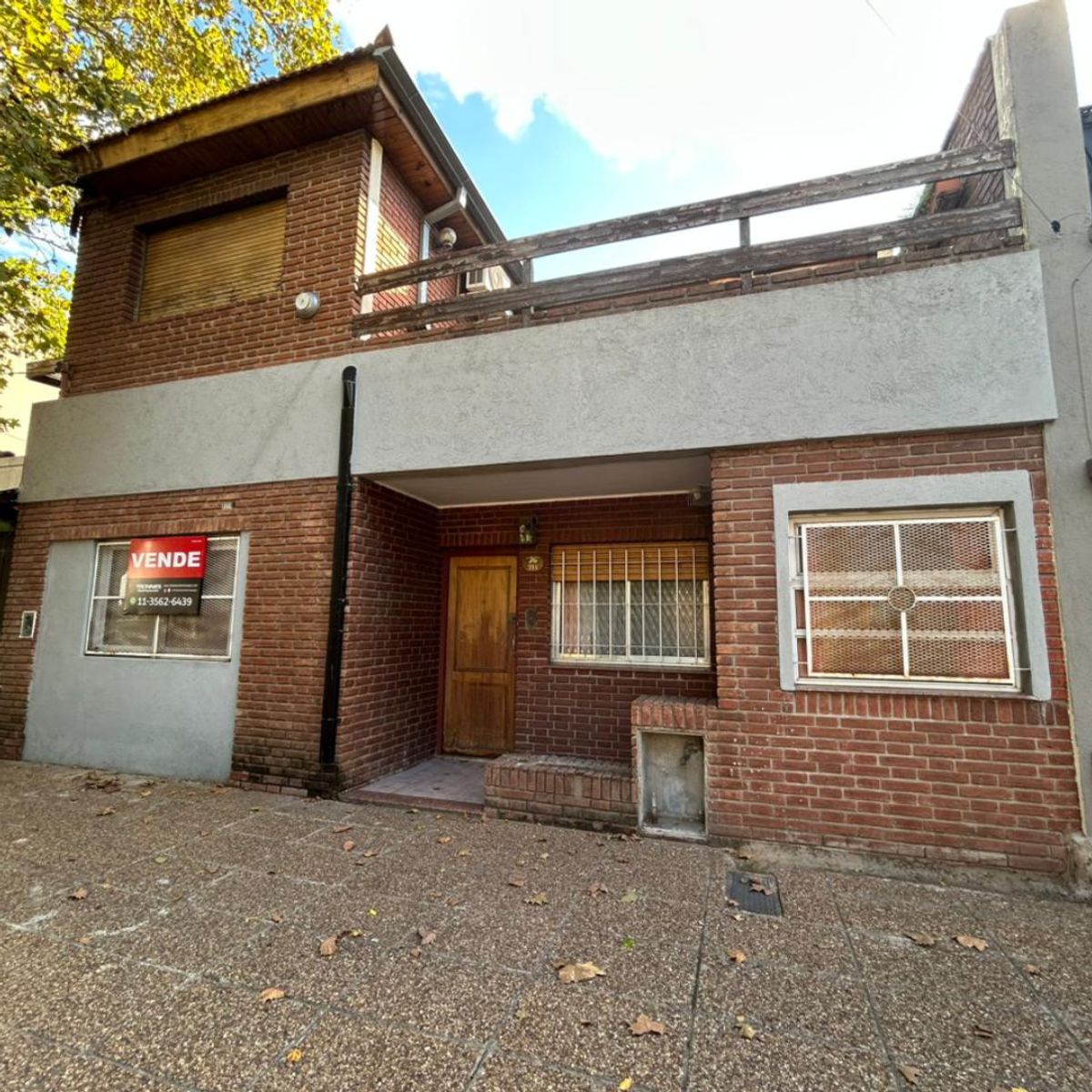 VENTA CASA 5 AMBIENTES - 4 DORMITORIOS , PATIO, TERRAZA Y BALCÓN - LOMAS DE ZAMORA