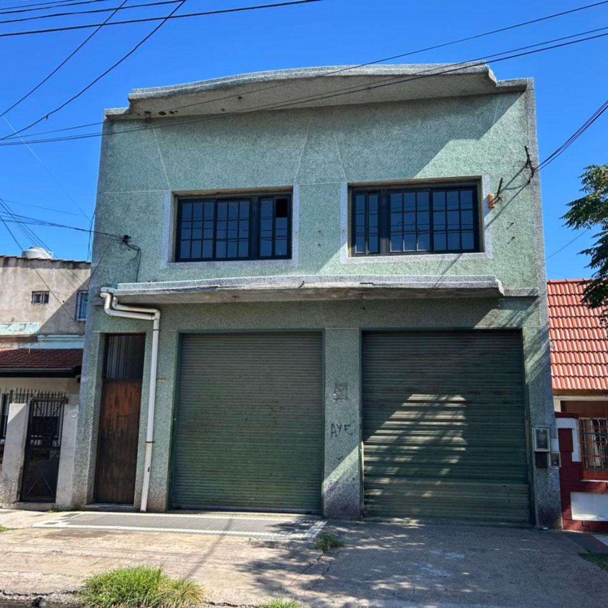 VENTA GALPÓN EN 2 PLANTAS CON TECHO DE LOSA DE 340 M2 CUBIERTOS - OPORTUNIDAD - LANÚS - ESCALADA