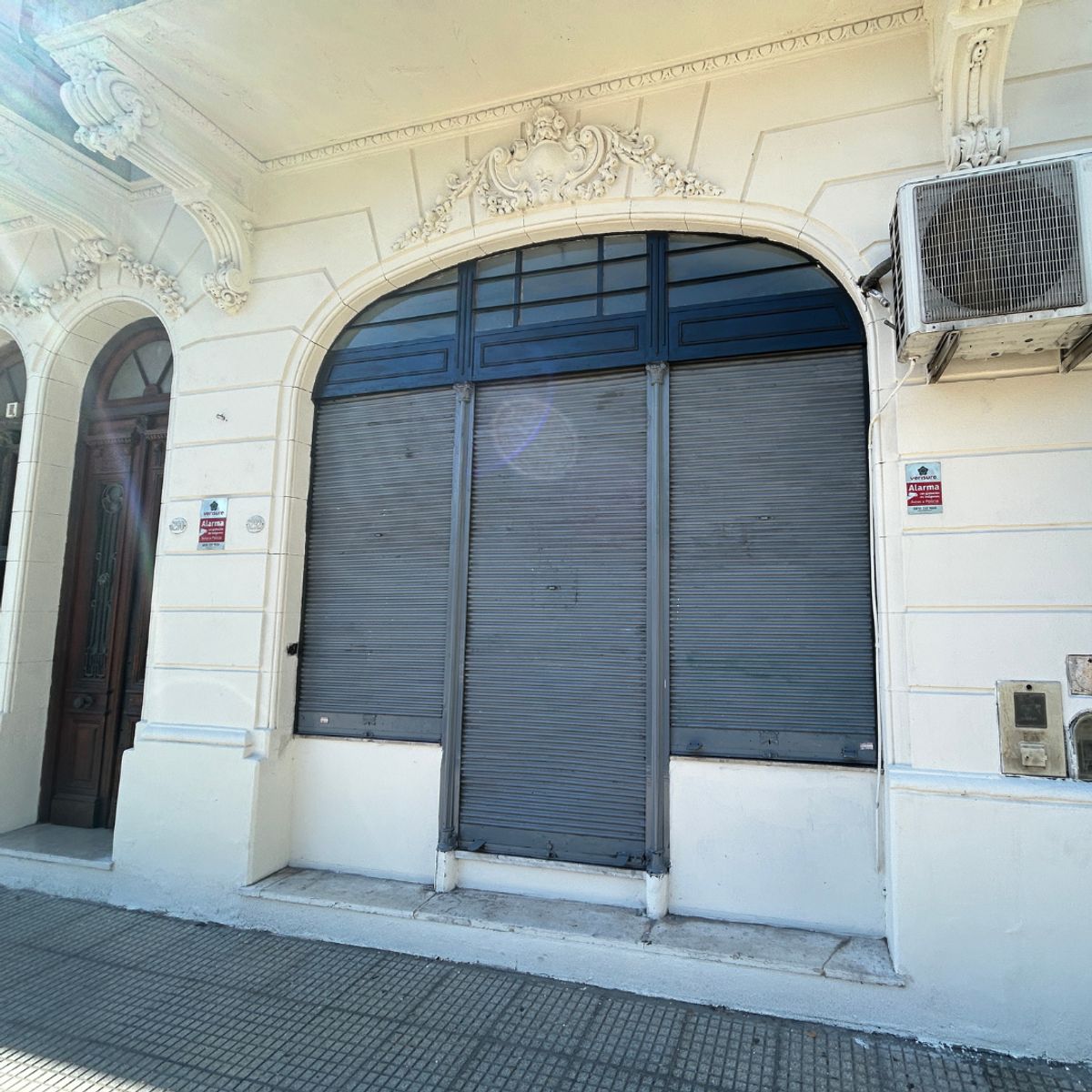 ALQUILER LOCAL MULTIDESTINO SOBRE AVENIDA CHICLANA - PARQUE PATRICIOS - CABA