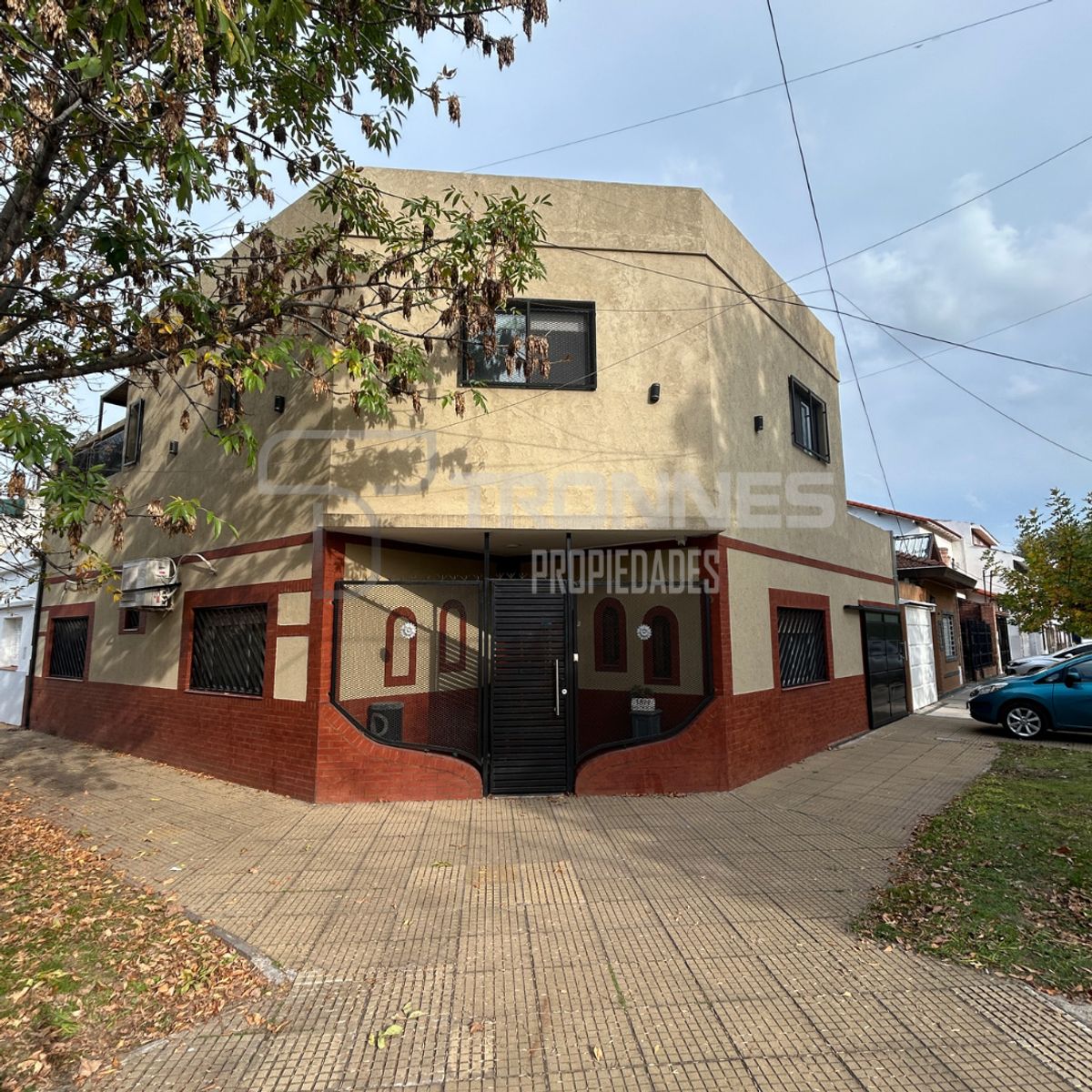 Venta Casa 5 Ambientes en 2 Plantas en Banfield - Garaje, Patio y Terraza