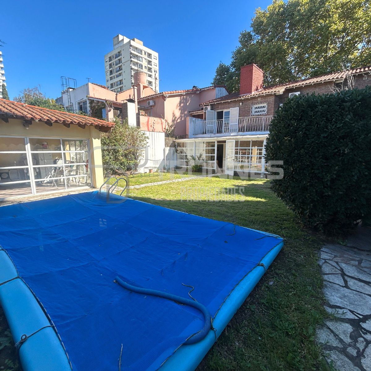 Venta - Casa 4 Ambientes en Dos Plantas, Sobre A. Alsina - Jardin, Pileta y Quincho - Lomas de Zamora