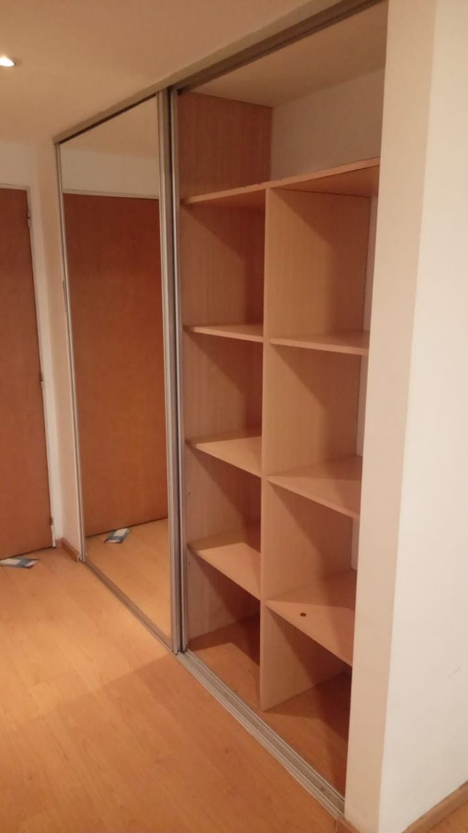 Excelente oportunidad de inversión o vivienda en una ubicaciónprivilegiada. Este inmueble cuenta con kitchenette y baño completo, y esapto para uso profesional, ideal para quienes buscan un espacio