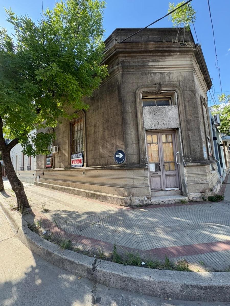 Esquina céntrica en venta