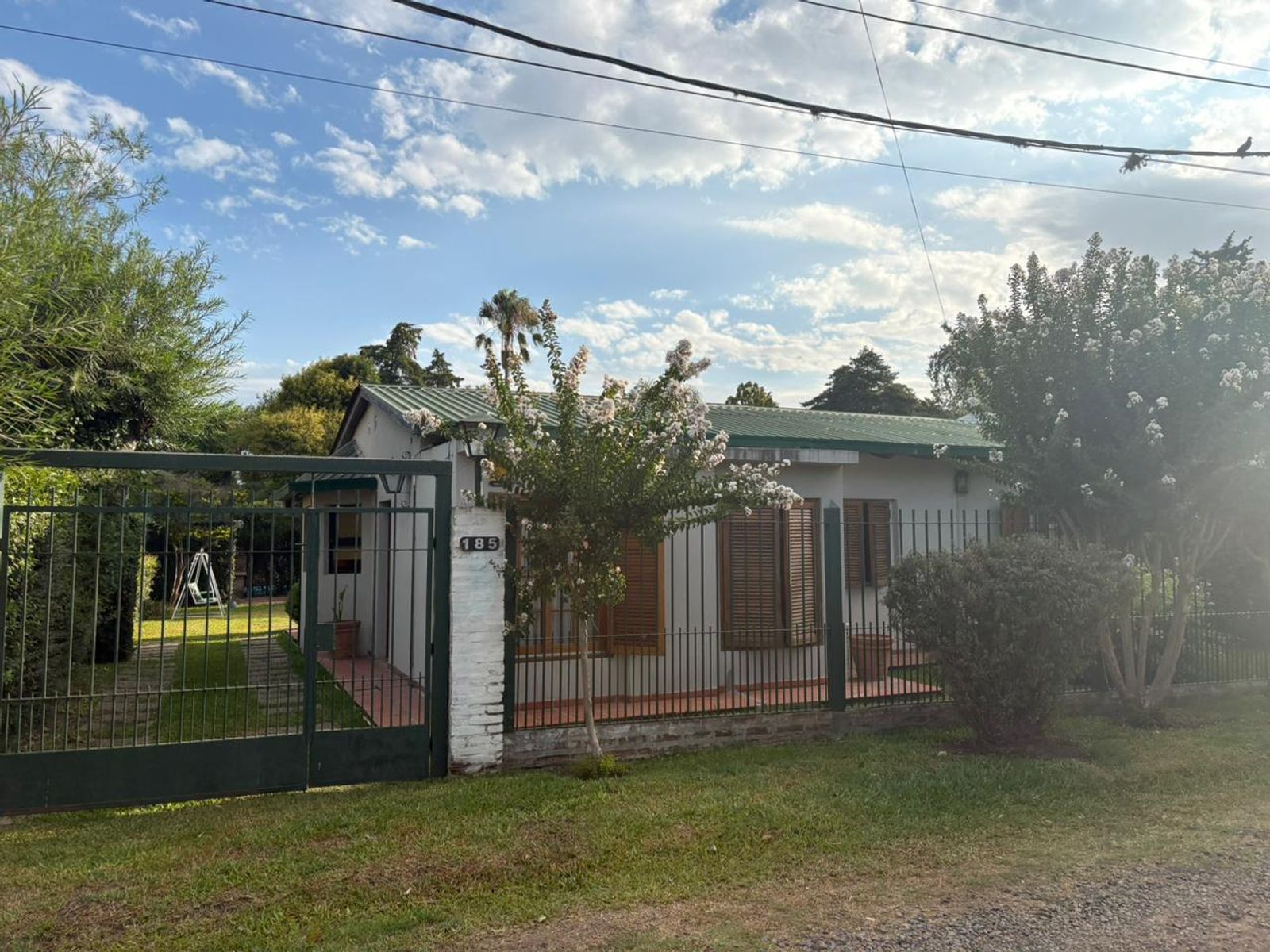 CASA EN VENTA CON PILETA EN IMPECABLE ESTADO