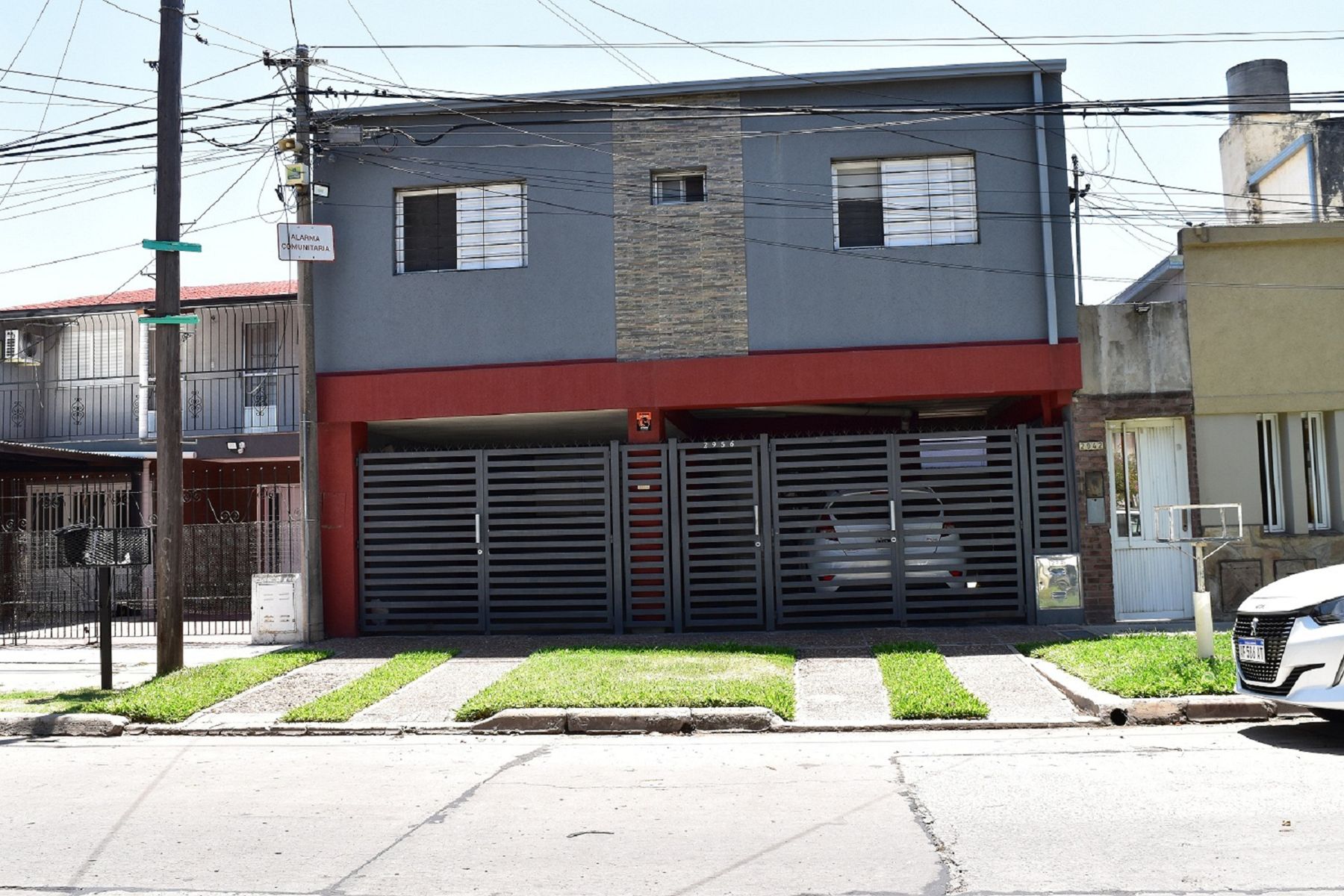CASA DE 4 DORMITORIOS, 2 COCHERAS Y PATIO CON PISCINA