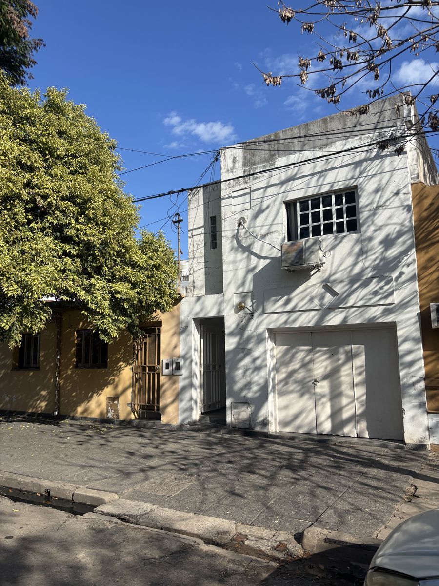 Dos Casas a m de Av Freyre y Parque J. de Garay