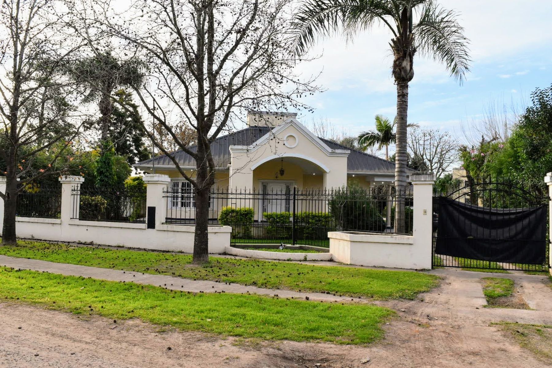 IMPORTANTE CASA DE 3 DORMITORIOS EN RECREO