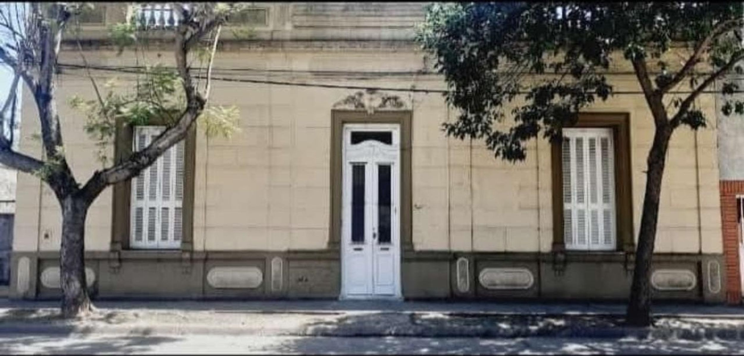 GRAN TERRENO CON DOS DEPARTAMENTOS EN SAN CARLOS