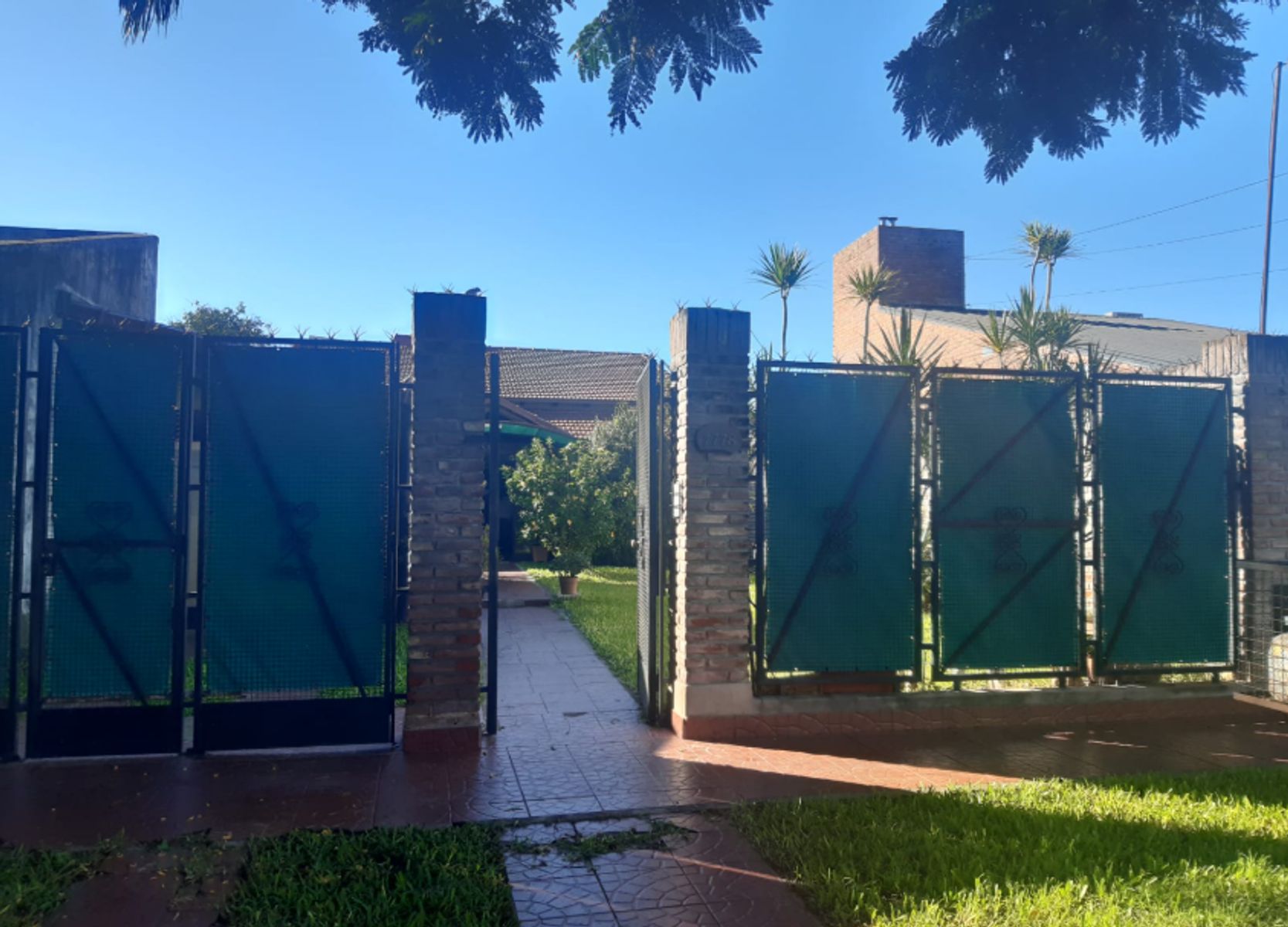 Casa zona Av. Galicia. 3 dormitorios, 2 baños, gran patio y cochera doble