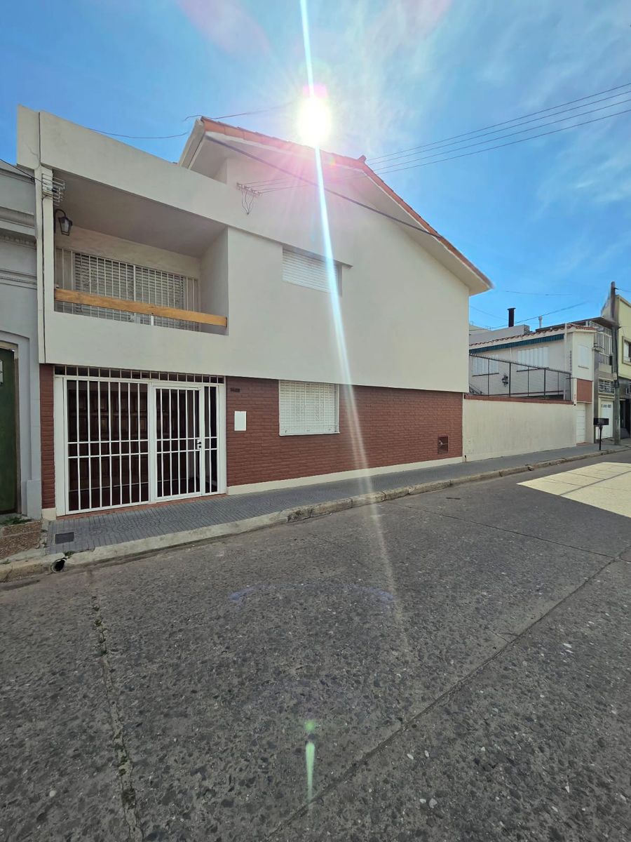 IMPECABLE PROPIEDAD A METROS DE BV. PELLEGRINI