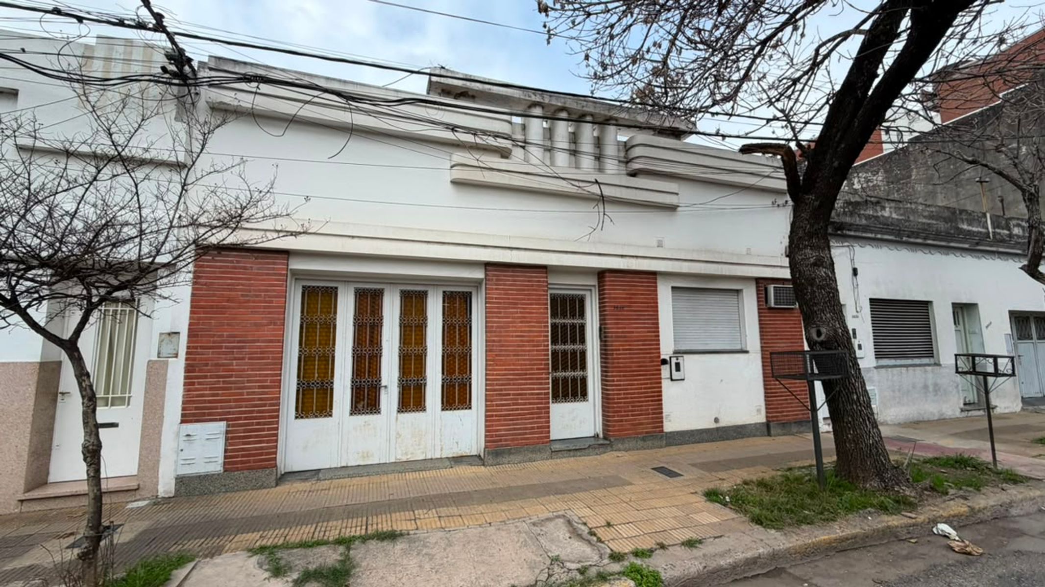 VENTA CASA DE 3 DORMITORIOS CON AMPLIO TERRENO EN URQUIZA 2000