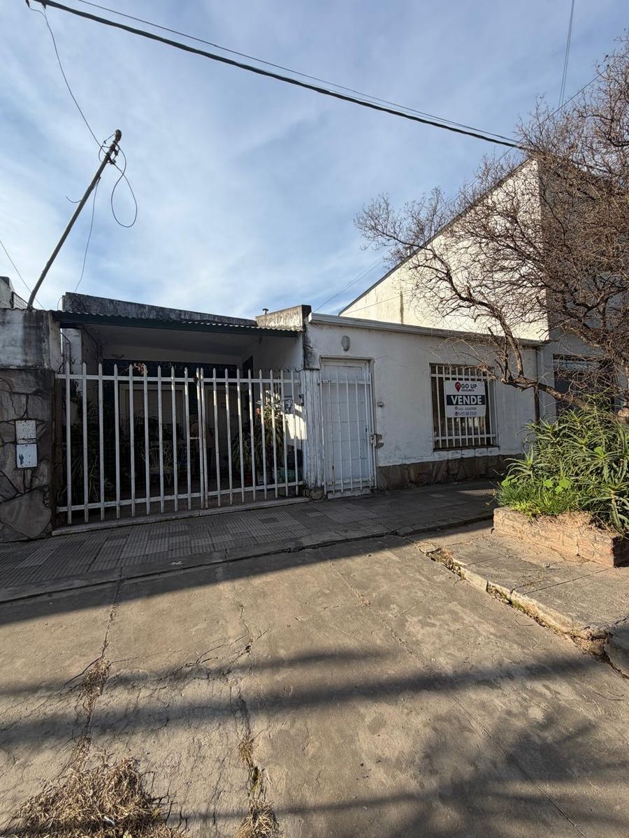 GUADALUPE OESTE - CASA DE BUENAS DIMENSIONES A REFACCIONAR