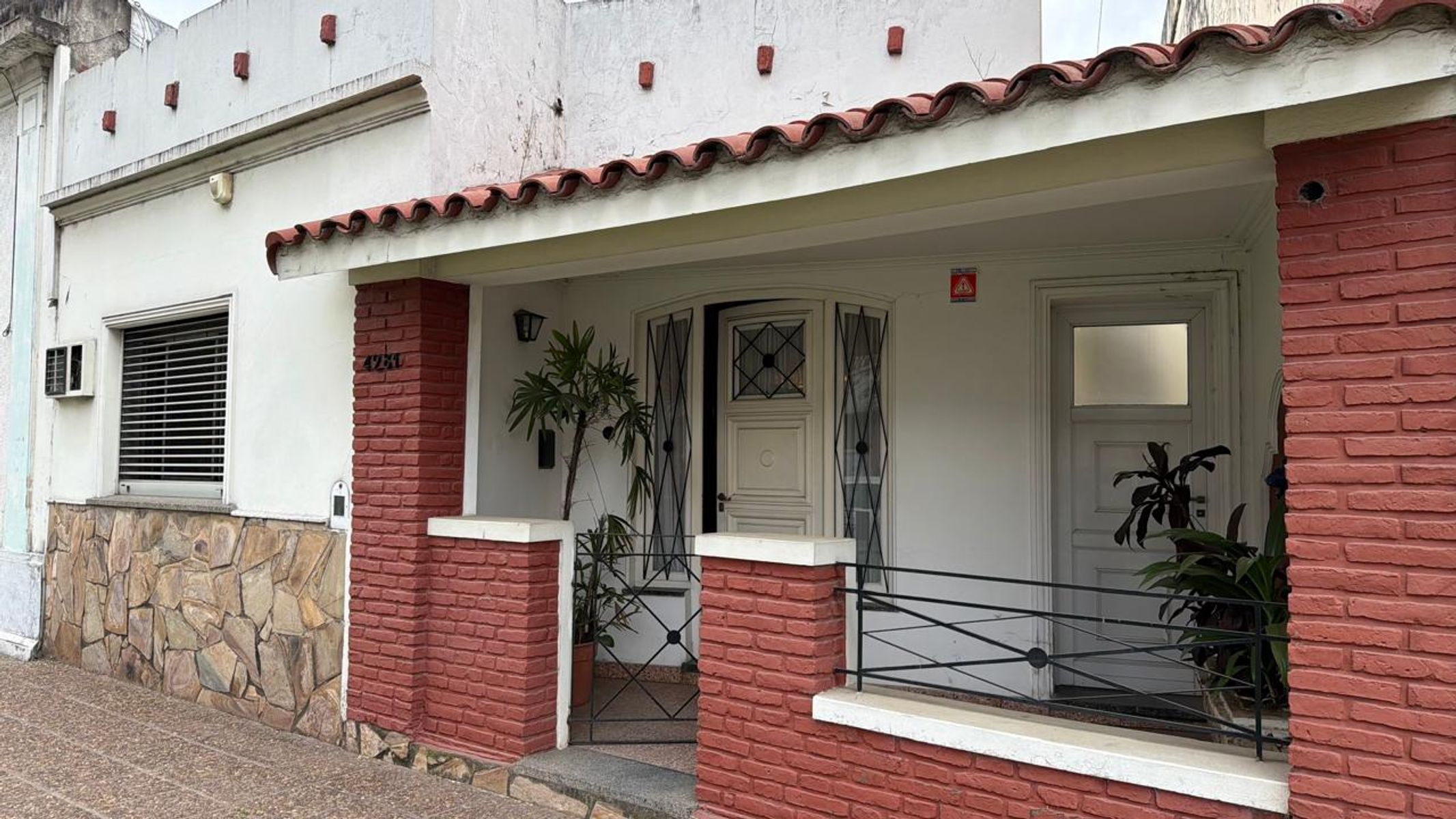 CASA DE 2 DORMITORIOS Y GARAGE EN BARRIO CANDIOTI NORTE