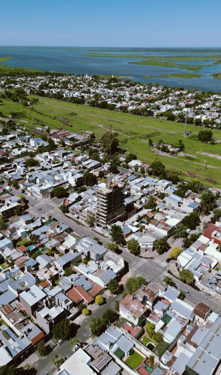 Amplio y Luminoso Departamento de 2 Dorm. en Barrio Candioti