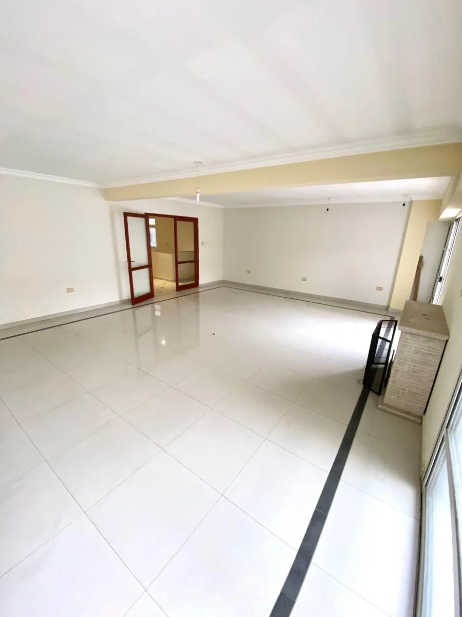 Venta Semipiso en Microcentro 5 Dorm. y Cochera