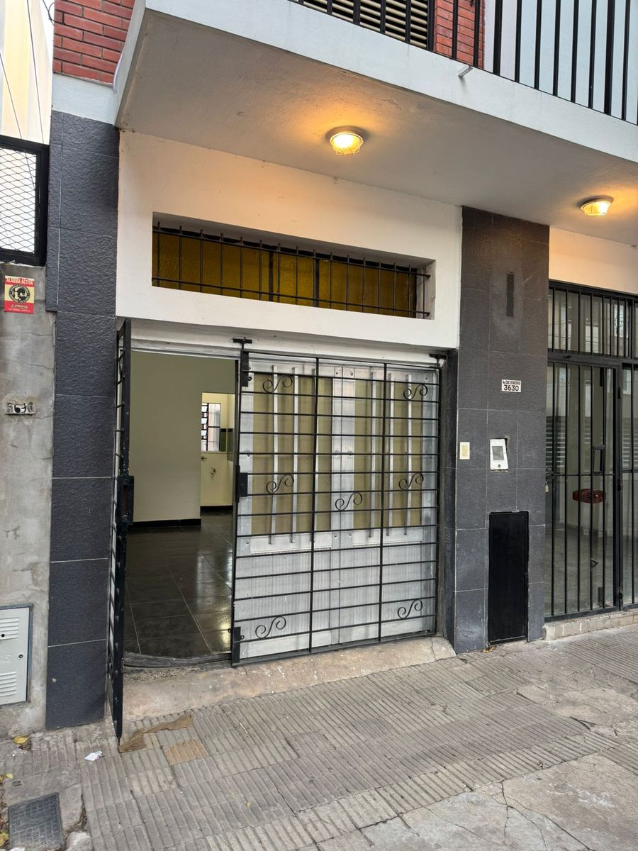 Casa de 2 dormitorios y cochera en alquiler