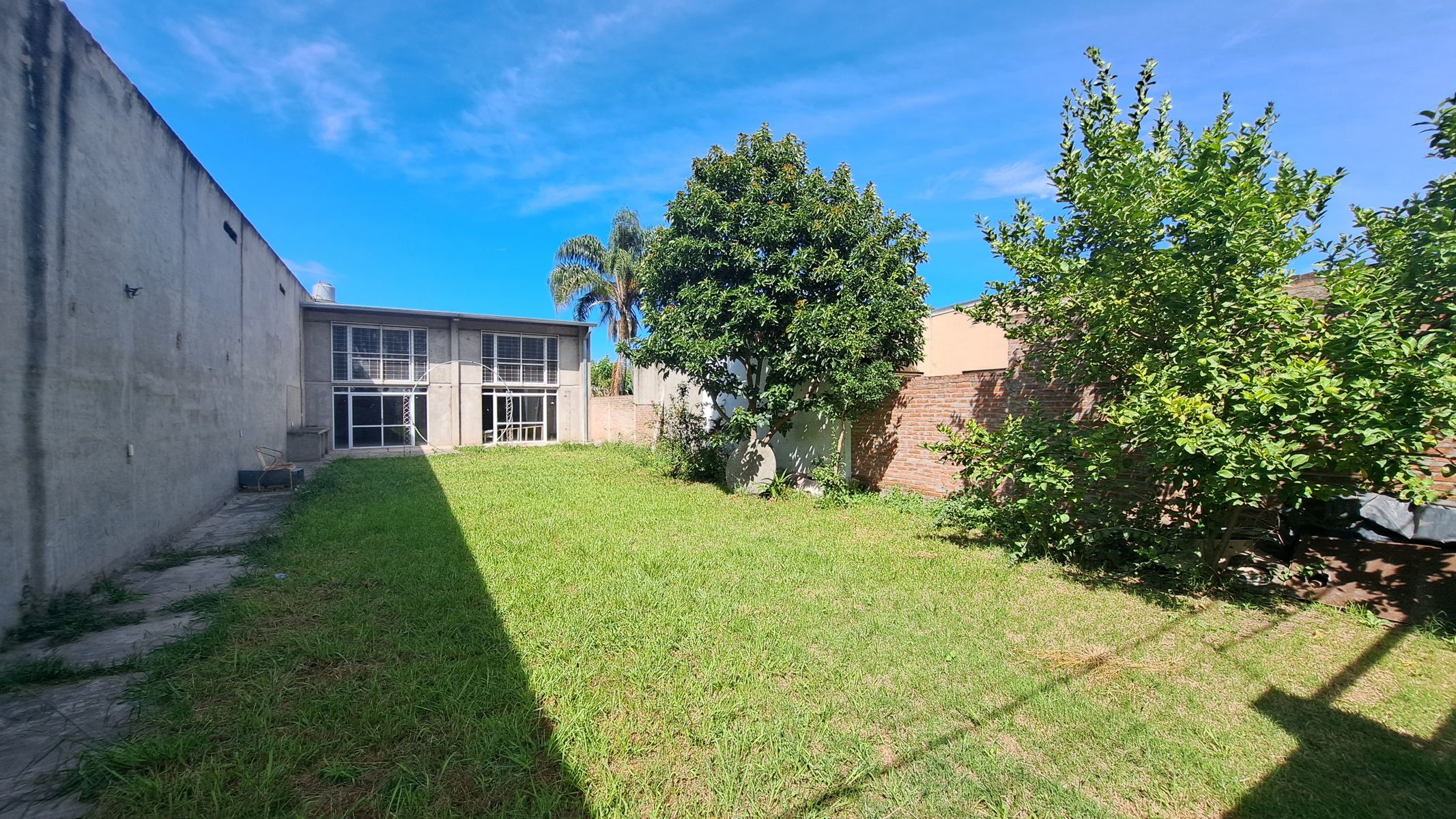 Terreno con construcción 310m2 Sauce Viejo