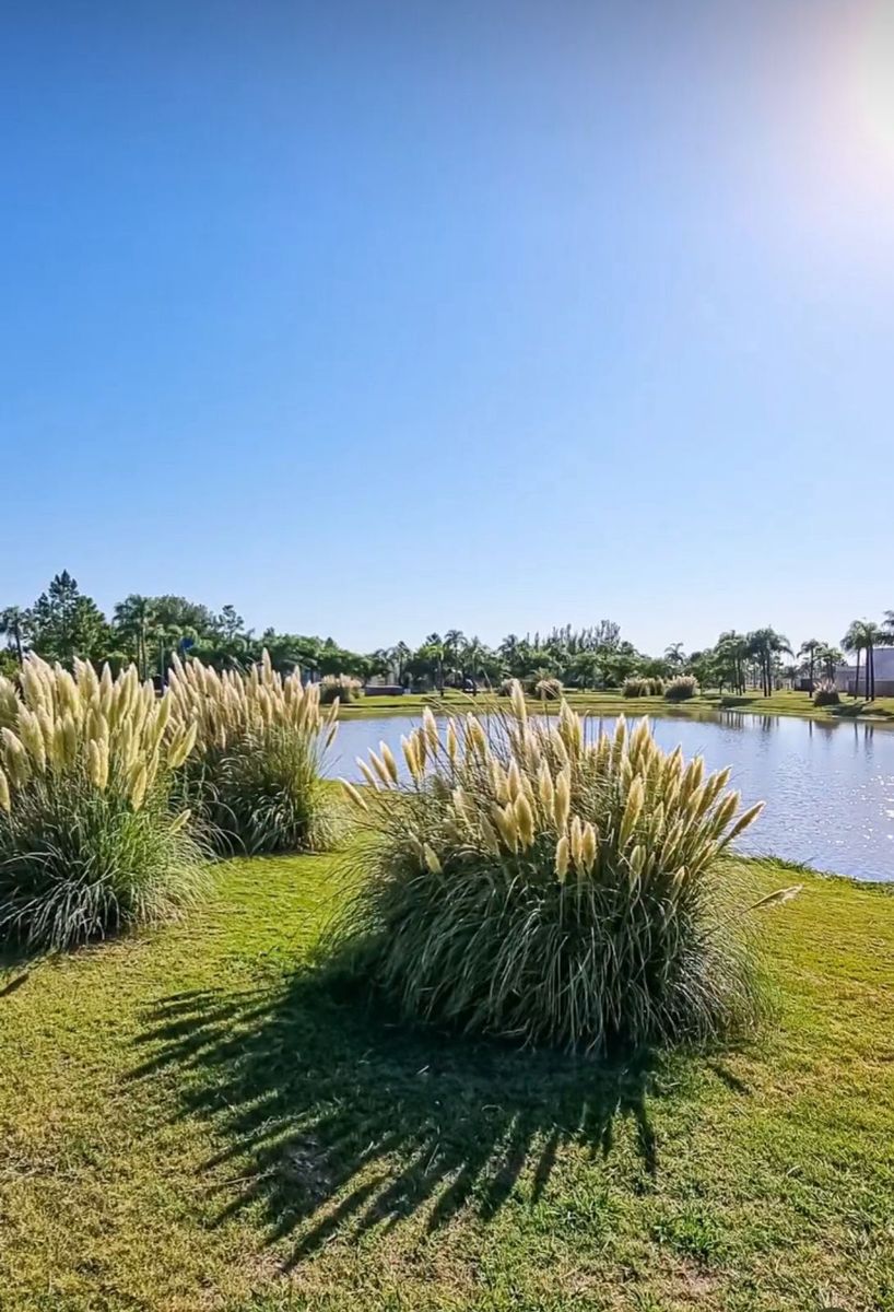 Se VENDE Excepcional terreno en AIRES DEL LLANO. Vista al Lago, sobre el Boulevard principal.