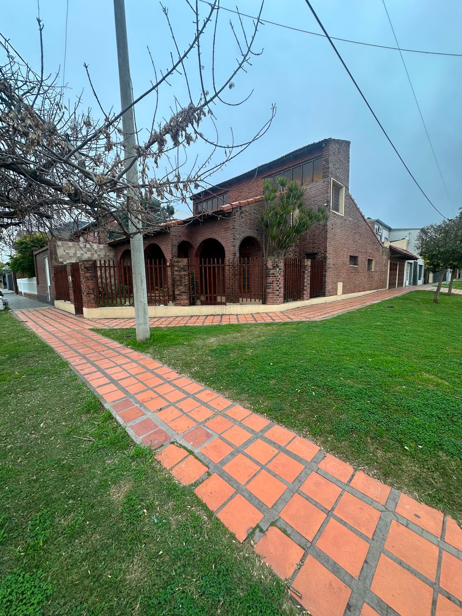 Alquiler casa 3 dormitorios c/cochera Santo Tomé