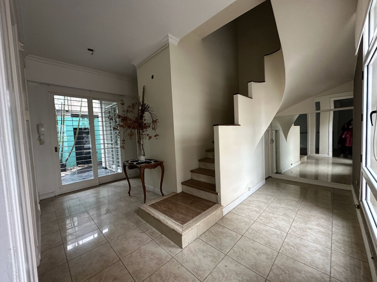 Venta casa con cochera - Barrio Sur