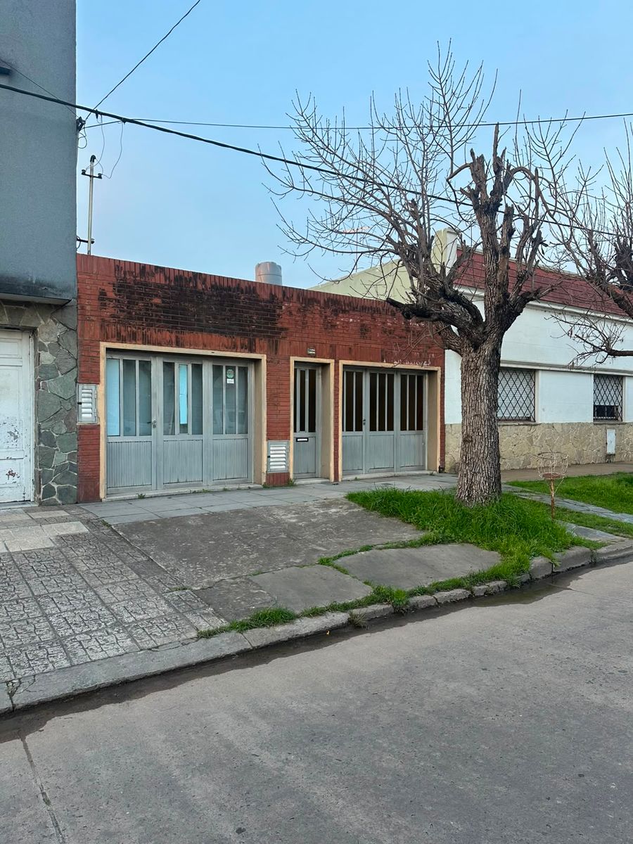 Venta Casa de 3 dormitorios con local comercial y cochera