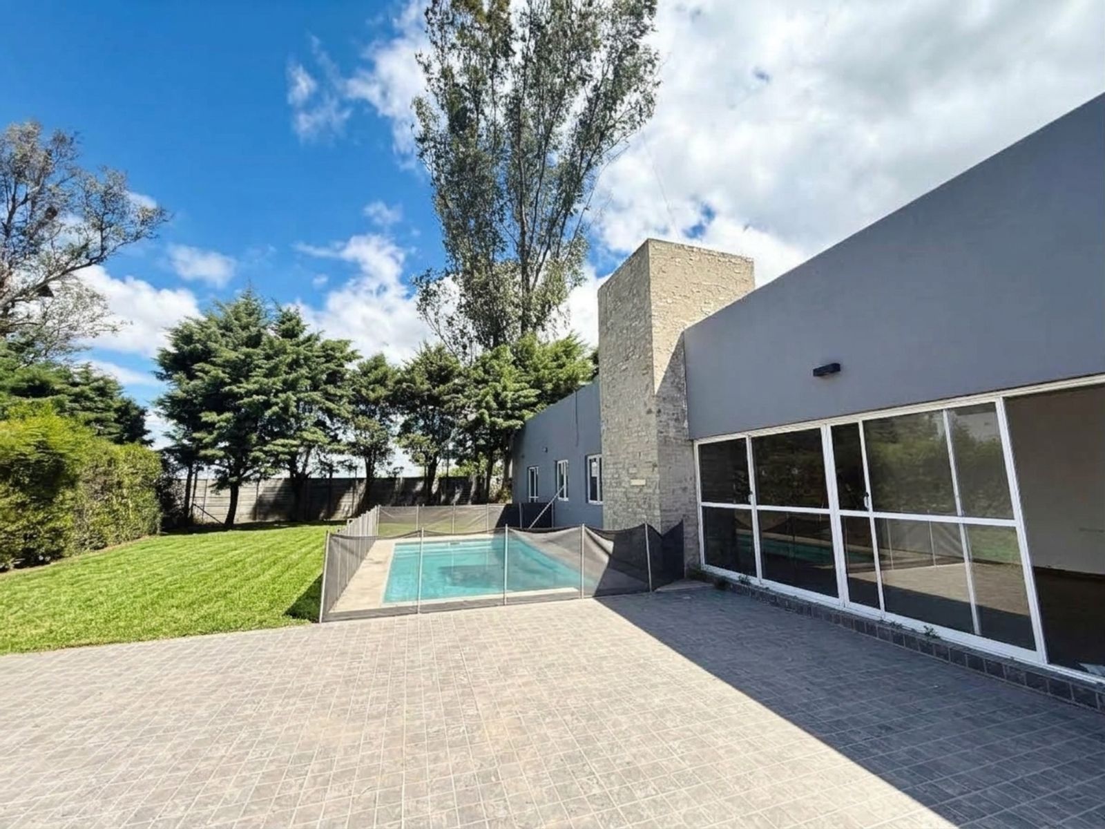 EN VENTA CASA DE 3 DORMITORIOS CON PILETA EN COUNTRY LOS MOLINOS