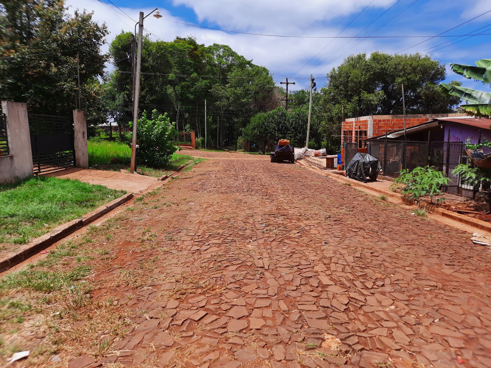 Lote de 438m2, Villa Barreyro II, Empedrado, Escuela, Plazas, a 2 cuadras de Av. de Las Americas.