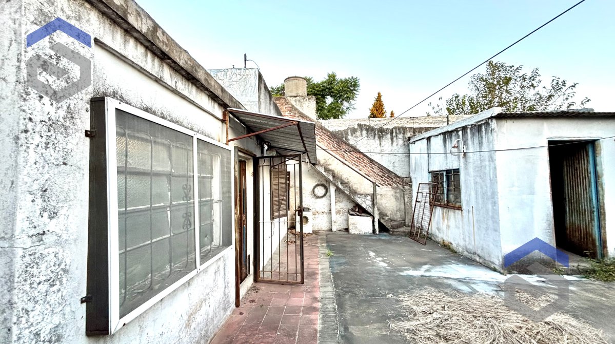 Casa en Lote de 10 x 34 mts con Jardín y Galpón - Apta Crédito | BuscadorProp