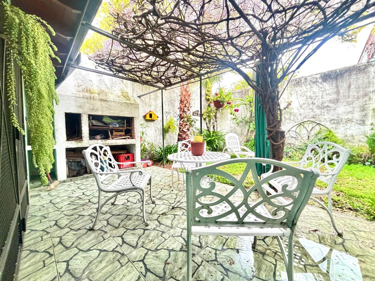 Amplia Casa con 4 Dorm., Jardín y Cochera Doble, Gba Sur - Zonaprop