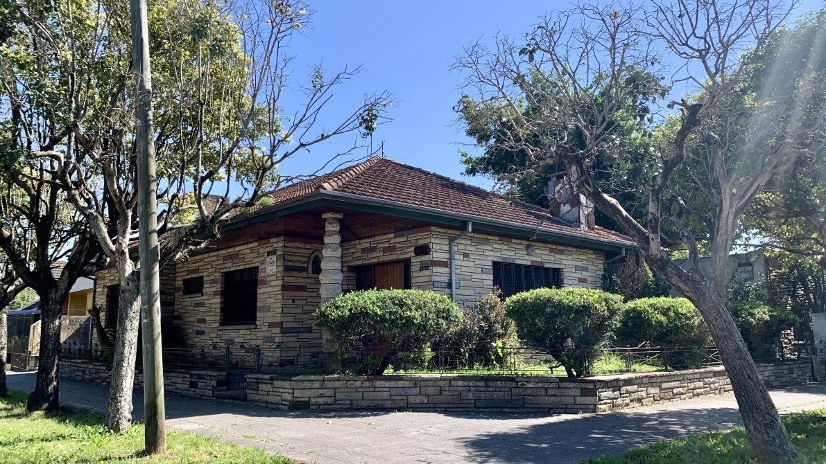 Amplio Chalet En Esquina Con Jardín, Patio Y Doble Entrada - Gendra Propiedades