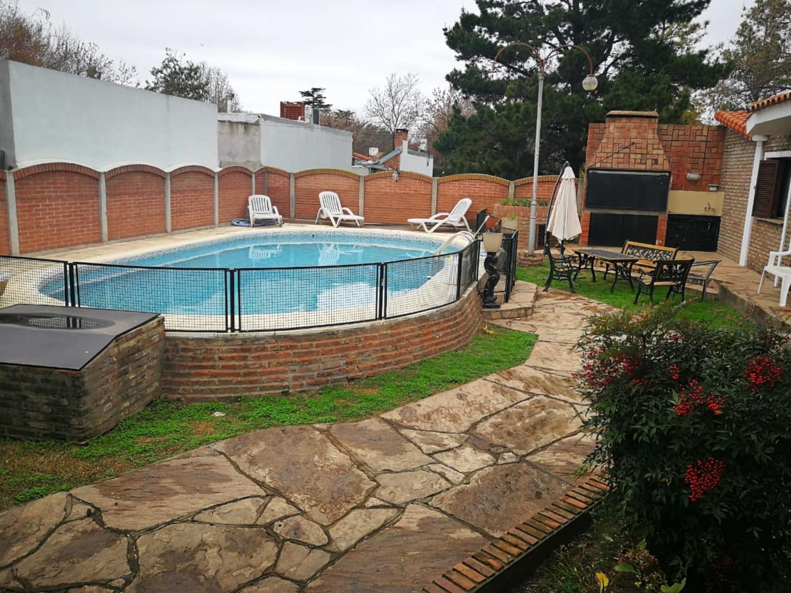 CASA 4 DORMITORIOS, EN EL CORAZÓN DE FUNES, UBICACIÓN INMEJORABLE.