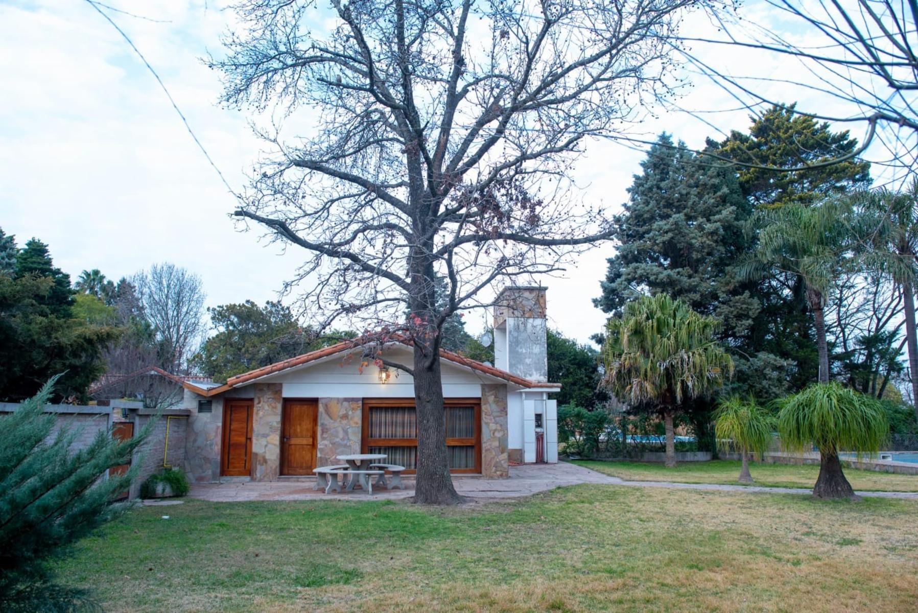 VENTA CASA 2 DORMITORIOS, Y 2 BAÑOS. AMPLIO PARQUE Y PILETA