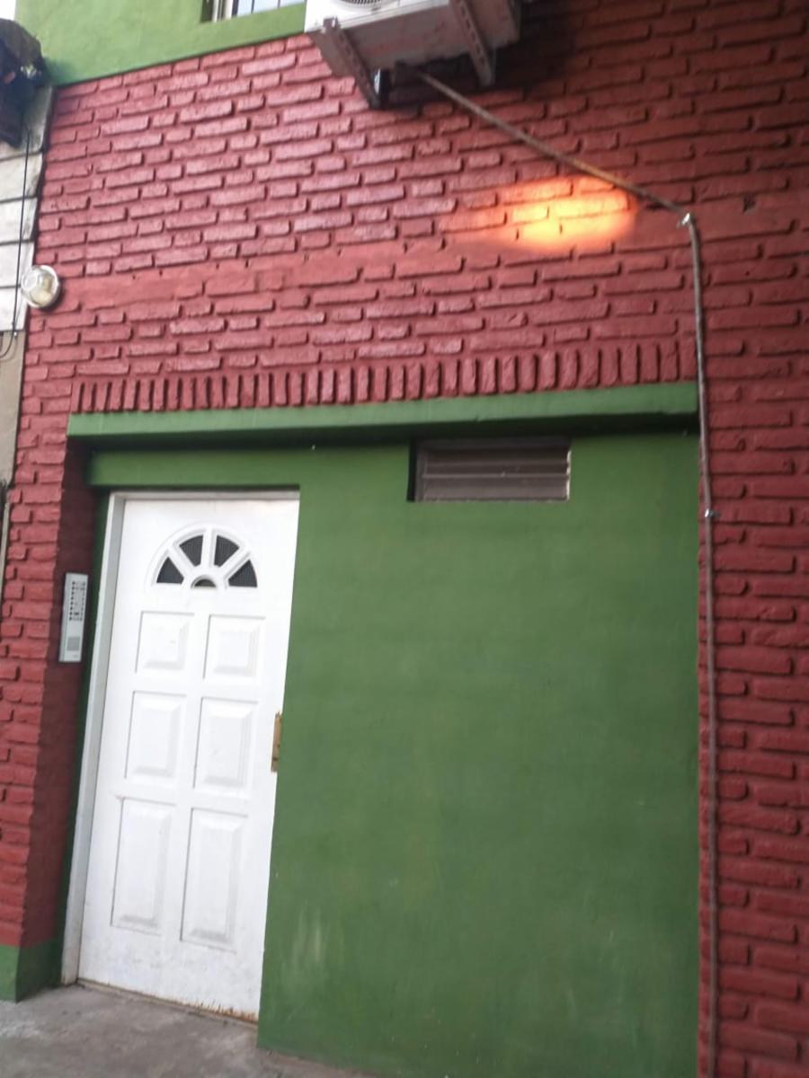 Departamento 3 ambientes con patio.