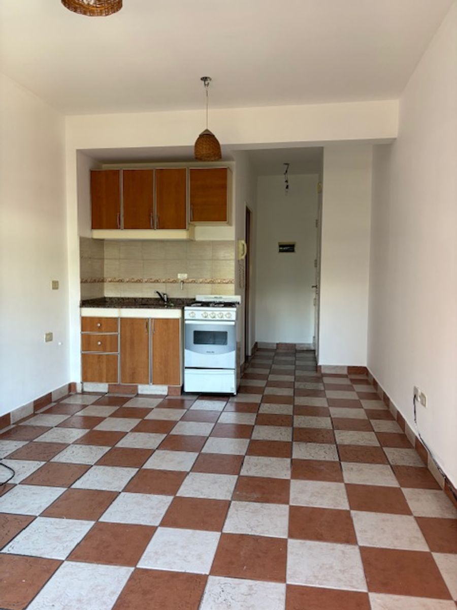 Monoambiente a metros de Av Rivadavia con balcon