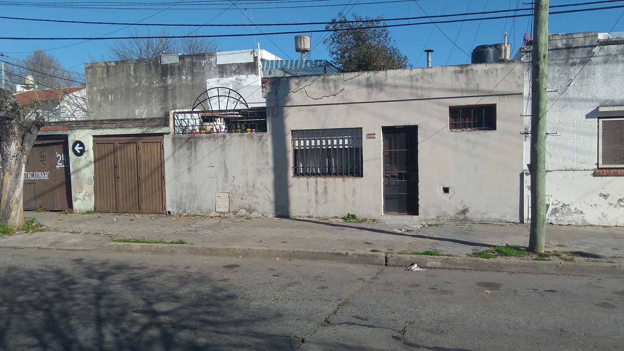 VENDO CASA AL FRENTE, 1/ 2 DORMITORIOS, ESTAR COMEDOR, COCINASEPARADA,BAÑO PATIO CON PARRILLERO Y GARAGE PARA VARIOS AUTOS.