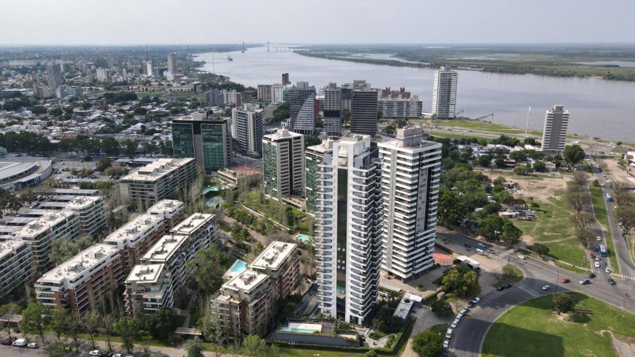 Departamento de 1 dormitorio, con cochera, categoría, ubicado en elcomplejo Arealis, Puerto Norte. Posee amenities y piscina