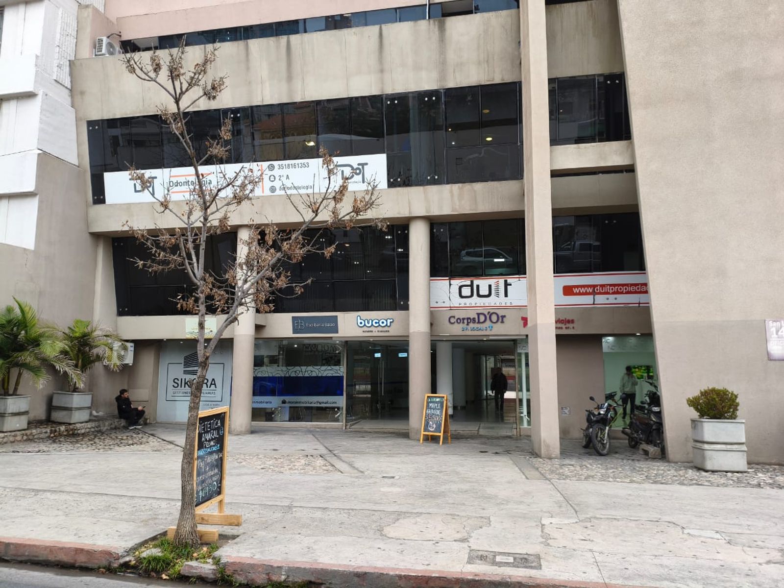 Alquiler Uso Comercial Oficina/Local balcón corrido en Nueva Córdoba z/Plaza Vélez Sarsfield.