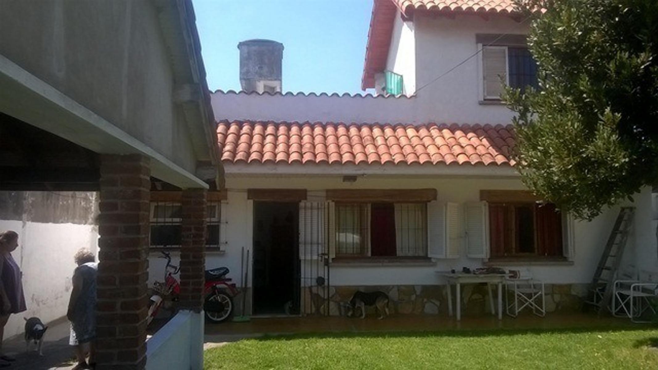 VENTA DE CASA MAS DEPARTAMENTO SOBRE AMPLIO LOTE Y MUY BIEN UBICADO