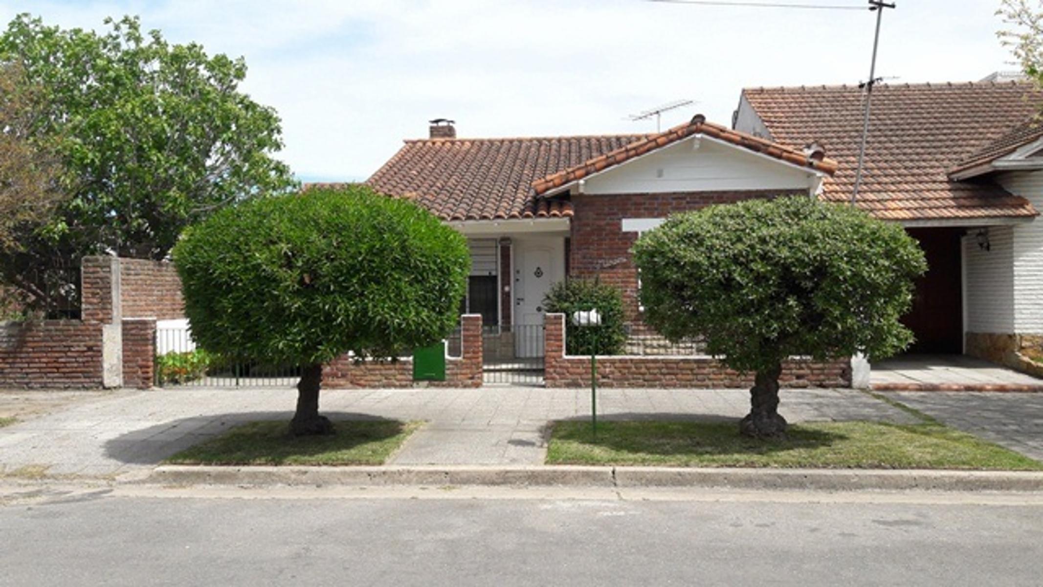 HERMOSO CHALET CON AMPLIO PARQUE EN MUY BUENA UBICACION